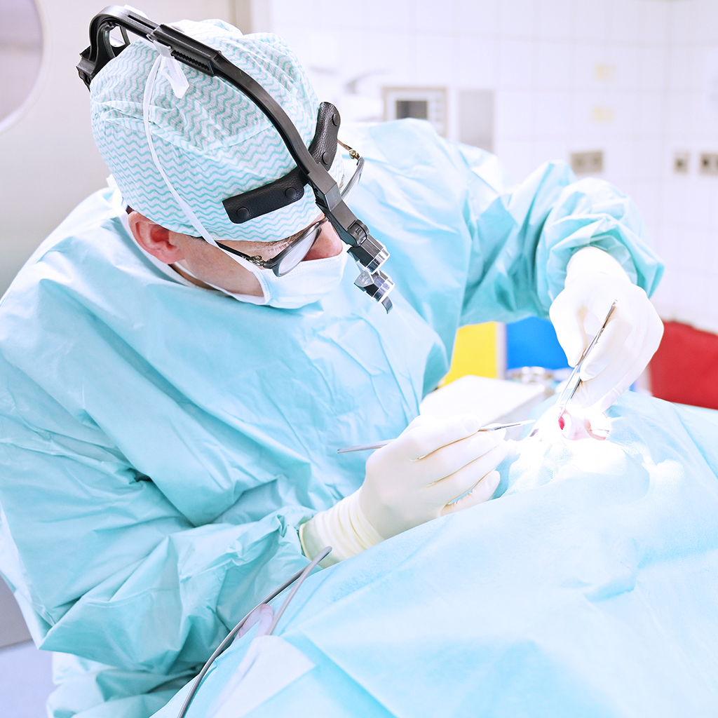 Dr. med. Rainer Frerich bei seiner Arbeit im Operationssaal